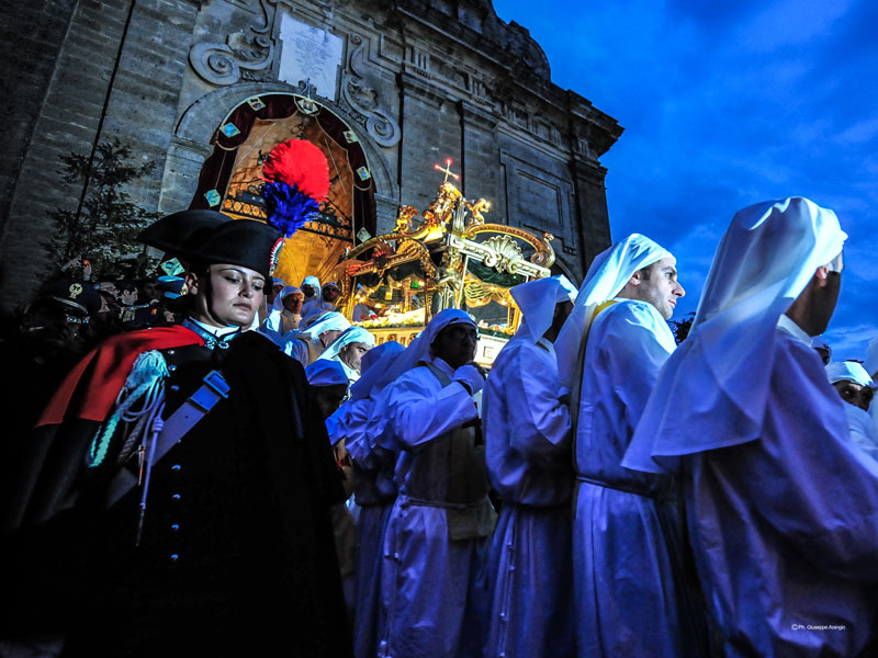 Uscita dell'Urna del Cristo Morto dal Duomo