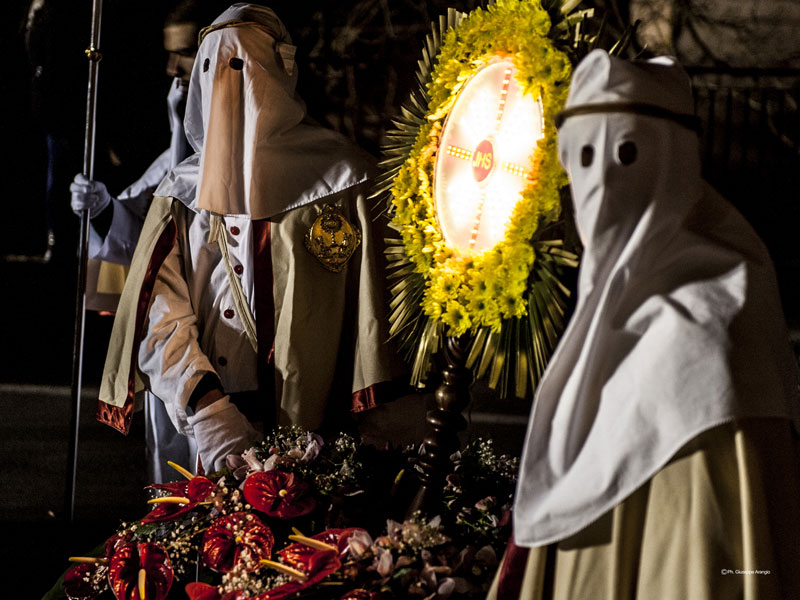 Sfera di fiori illuminata della Confraternita del SS. Sacramento