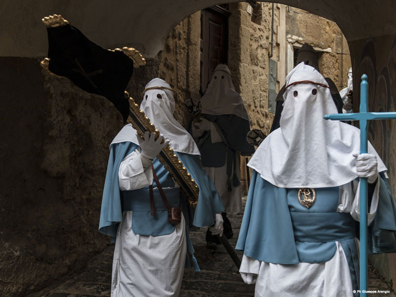 Disposizione in processione delle confraternite