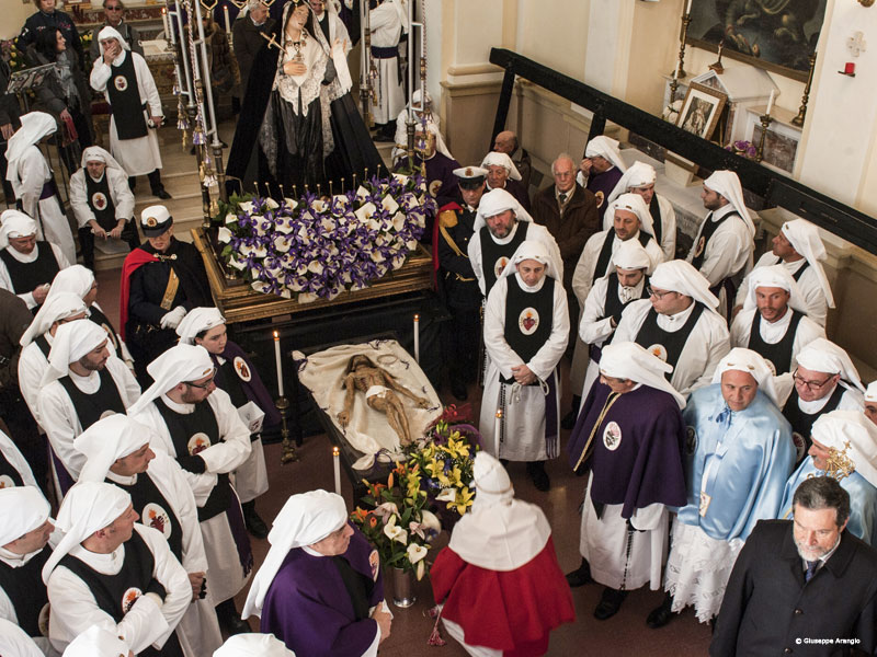 Confrate della SS Passione che rende omaggio all'Addolorata