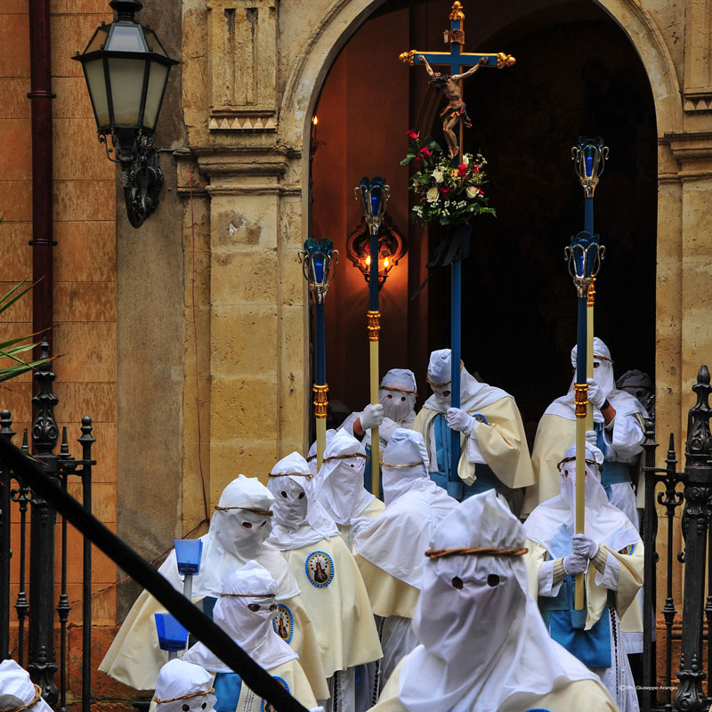 Confrati dell'Immacolata che rendono omaggio all'Addolorata