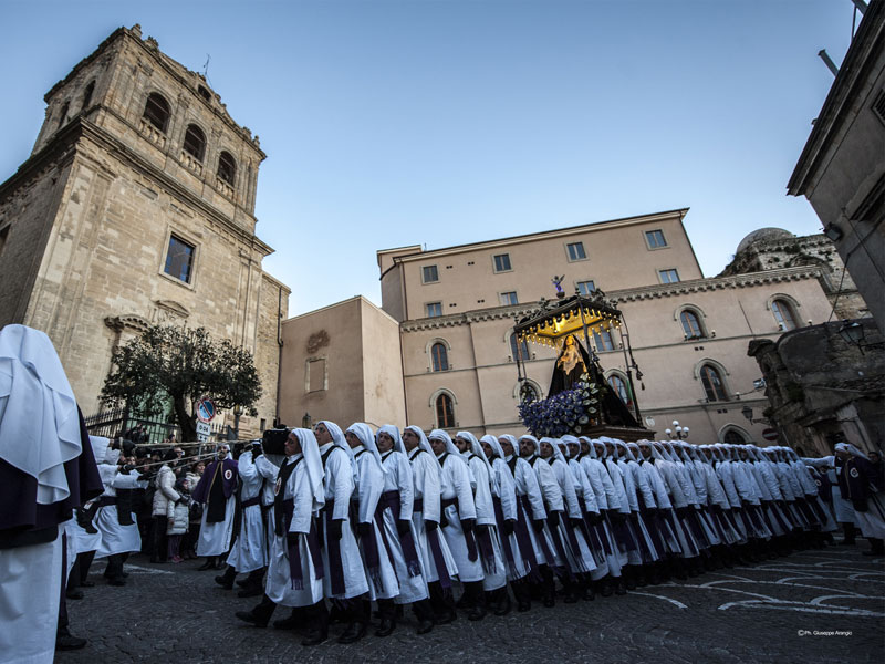 Fercolo dell'Addolorata che si dirige verso il Duomo