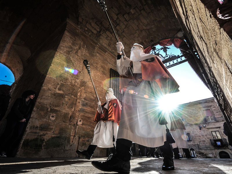 Confrati di Maria SS. delle Grazie che entrano in Duomo